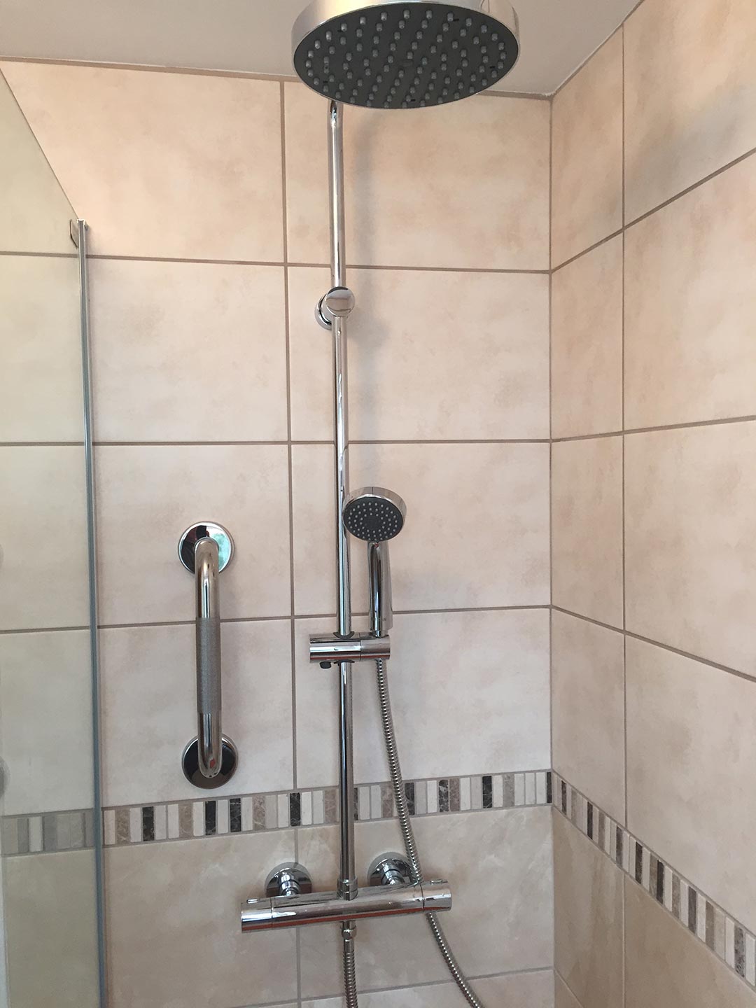 Disability-easy-access-shower-cubicle-Ewell-07